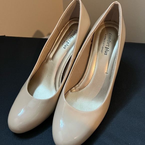 Comfort plus nude heels - size 7.5 in excellent condition!